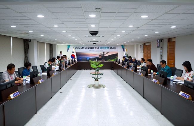 ▲ 태백시(시장 이상호)가 28일 시청 소회의실에서 김동균 부시장 주재로 ‘2025년 정부합동평가 대비 실적향상 보고회’를 개최했다. 이날 보고회에서는 우수 지자체 선정을 목표로 부진 지표, 신규 도입 지표, 가중 지표 등 총 41개 지표의 문제점을 분석하고 실적 향상 방안을 집중 논의했다. 김동균 부시장은 