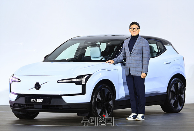 ▲ 이윤모 볼보코리아 대표가 지난해 11월 서울 중구 동대문디자인플라자에서 열린 프리미엄 순수 전기 SUV '볼보 EX30' 공개 행사에서 포즈를 취하고 있다. ⓒ서성진 기자