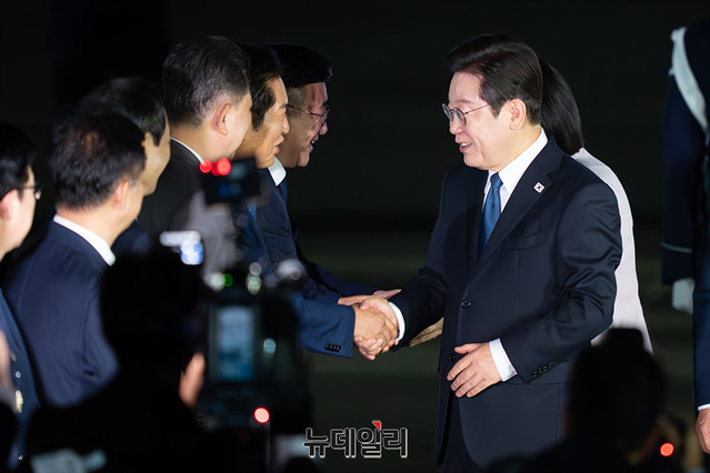 ▲ 3박 6일간의 일본·미국 순방 일정을 마친 이재명 대통령이 28일 경기 성남시 서울공항을 통해 귀국하며 정청래 더불어민주당 대표, 김병기 원내대표, 윤호중 행안부 장관 등과 인사를 나누고 있다.ⓒ경기 성남=서성진 기자