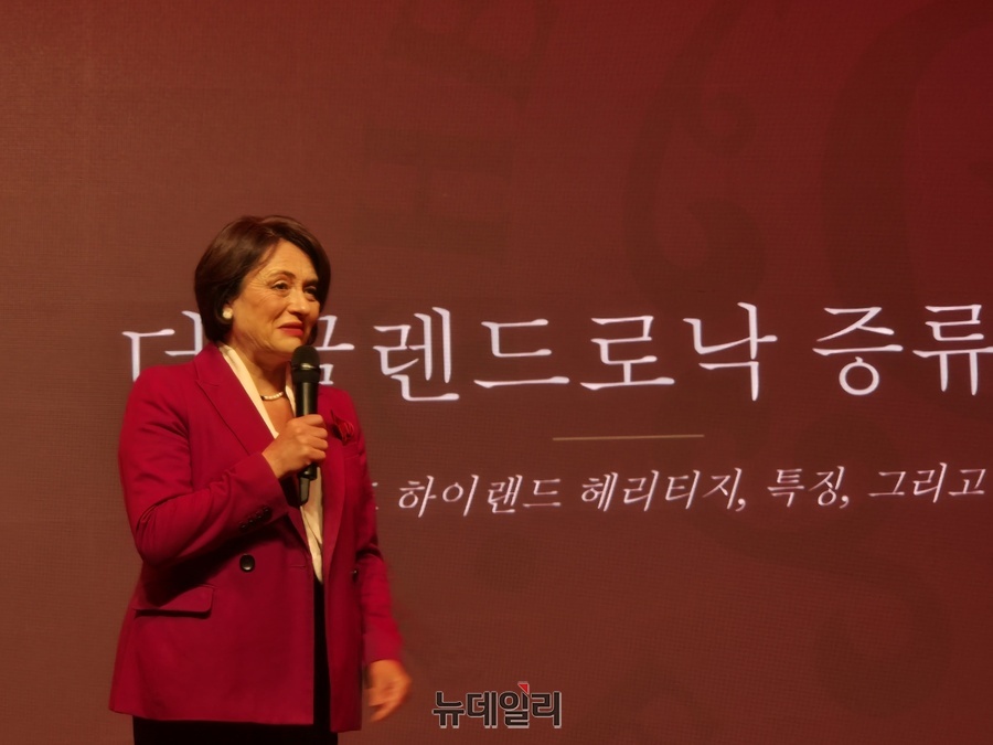 ▲ 더 글렌드로낙 레이첼 배리 마스터 블렌더가 프리미엄 라인에 대해 설명하고 있다.ⓒ조현우 기자