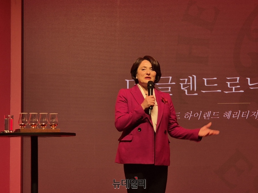 ▲ 레이챌 배리가 울트라 프리미엄 라인인 더 글렌드로낙 숙성 연산 제품에 대해 설명하고 있다.ⓒ조현우 기자