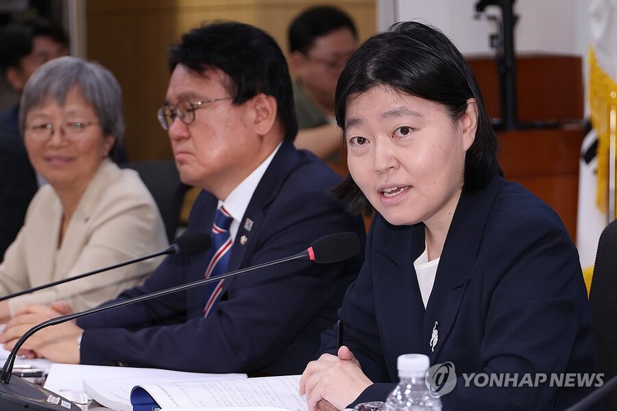 ▲ 임은정 서울동부지검장이 29일 서울 여의도 국회에서 '검찰개혁의 쟁점은 무언인가 : 국민이 바라는 검찰개혁의 속도와 방향'을 주제로 열린 검찰개혁 긴급 공청회에 참석해 토론하고 있다. ⓒ연합뉴스