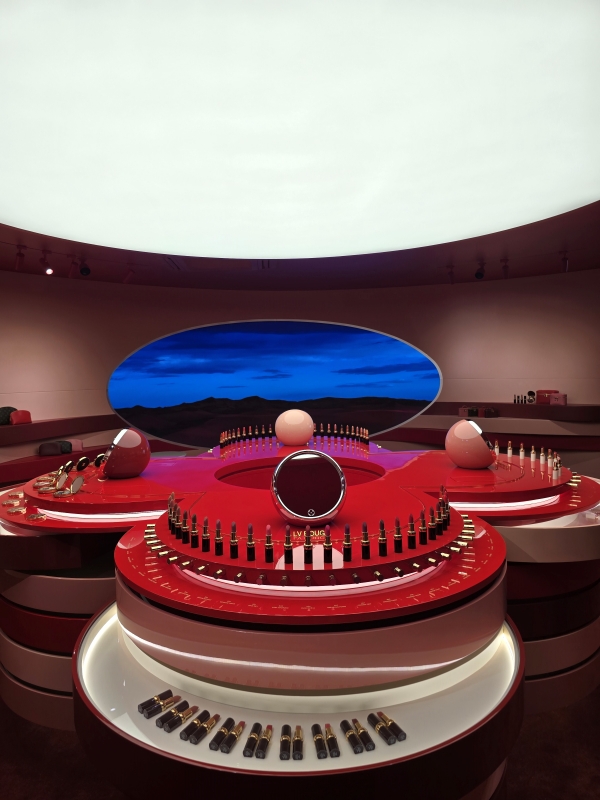 ▲ 1층에 위치한 제품 존. 뷰티 전 제품이 진열돼있다. ⓒ최신혜 기자