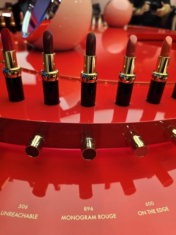 ▲ 896번은 루이비통의 상징인 '모노그램 캔버스'와 클래식한 레드 립스틱을 결합한 제품이다. ⓒ최신혜 기자