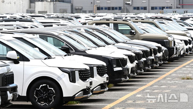 ▲ 한미 관세협상이 타결된 31일 경기 평택시 포승읍 평택항 자동차 전용부두에 선적을 기다리는 수출용 차량이 세워져 있다. ⓒ뉴시스