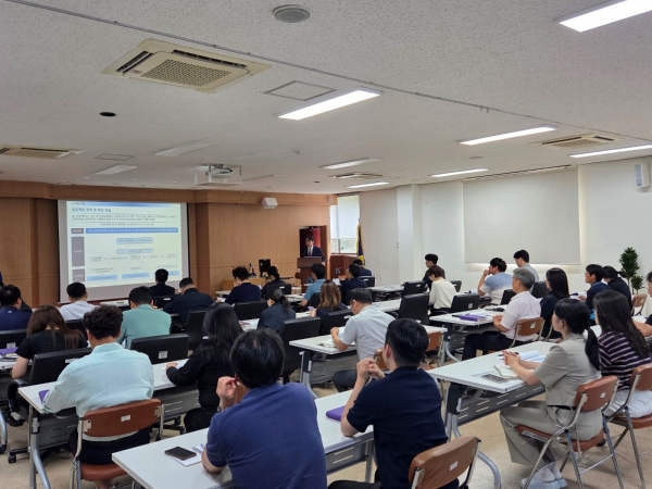 ▲ 인천환경공단이 대회의실에서 2026~2030년 중기 경영계획 수립 용역 착수보고회를 진행하고 있다.ⓒ 인천환경공단 제공 ▲ 인천환경공단이 대회의실에서 2026~2030년 중기 경영계획 수립 용역 착수보고회를 진행하고 있다.ⓒ 인천환경공단 제공