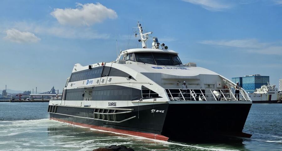 ▲ 29일 오전 쾌속선 썬라이즈호가 포항서 울릉도를 향해 출항하고 있다.ⓒ대저페리