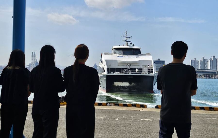 ▲ (주)대저페리 관계자들이 울릉도로 향하는 썬라이즈호 승객들을 배웅하고 있다.ⓒ대저페리