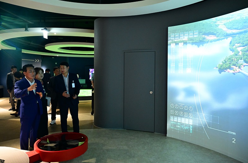 ▲ 백성현 논산시장이 지난 28일 백제군사박물관 내 ‘어린이 AI 상상놀이터’를 개관에 앞서 시설 등을 점검하고 있다.ⓒ논산시