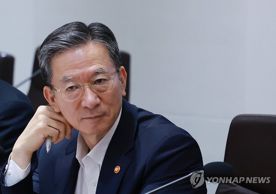 ▲ 정성호 법무부 장관이 29일 서울 용산 대통령실 청사에서 이재명 대통령 주재로 열린 임시 국무회의에 참석하고 있다. ⓒ 연합뉴스