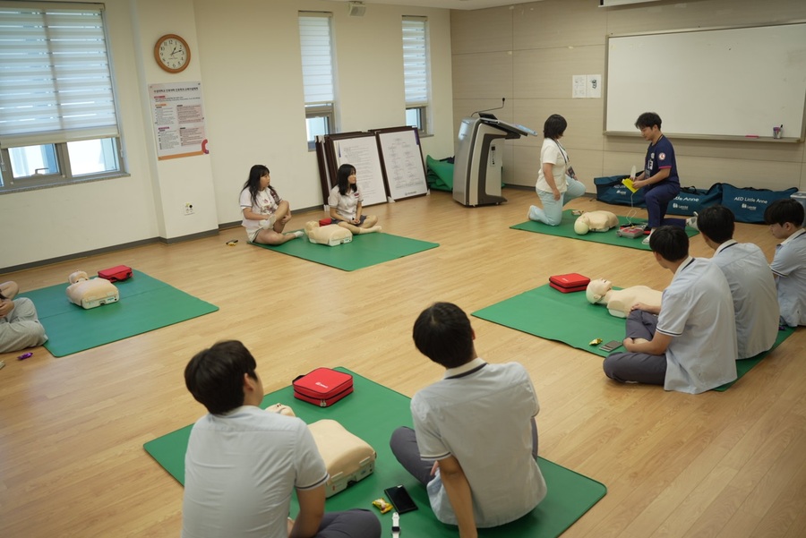 ▲ 수성대학교(총장 김선순) 간호대학은 8월 27일 조일고등학교 3학년 재학생 25명을 대상으로 전공 및 동아리 활동을 직접 체험할 수 있는 ‘미니캠퍼스 체험 프로그램’을 마련했다.ⓒ수성대
