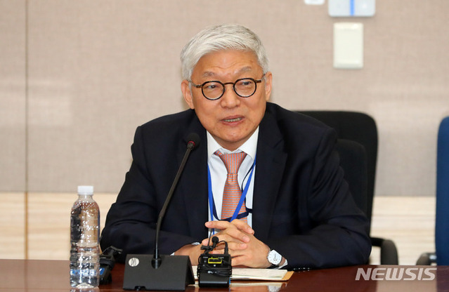 ▲ 2023년 3월 27일 윤덕민 당시 주일 대사가 재외 공관장회의 참석 후 서울 외교부 청사에서 기자간담회를 열었다. ⓒ뉴시스