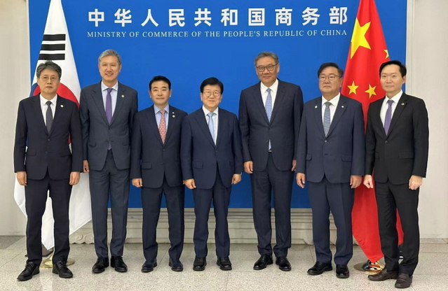 ▲ 병석 전 국회의장을 단장으로 하는 대통령 특사단이 25일(현지 시간) 오전 중국 베이징 상무부 청사에서 왕원타오(오른쪽 세번째) 중국 상무부장과 면담에 앞서 기념촬영을 하고 있다. ⓒ외교부 제공