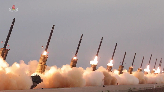 ▲ 북한 조선중앙통신에 따르면 북한은 김정은 지도하에 지난 2024년 5월 30일 초대형 방사포를 동원한 '위력시위사격'을 진행했다. 전문가들에 따르면, 북한은 한국을 겨냥한 ‘초대형 방사포’에 전술핵을 탑재할 수 있는 핵탄두 소형화 기술을 확보했을 가능성이 있다. ⓒ조선중앙통신/뉴시스