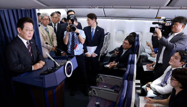 ▲ 이재명 대통령이 24일(현지 시간) 한일정상회담을 마치고 일본 도쿄에서 미국 워싱턴DC로 향하는 공군1호기에서 기내 기자간담회를 하고 있다. ⓒ뉴시스