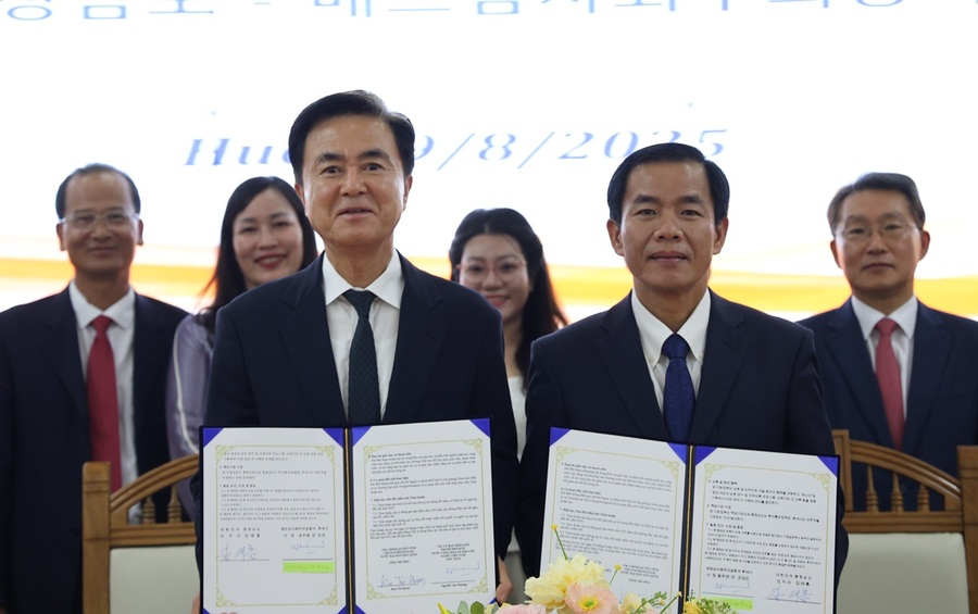 ▲ 충남도는 29일 베트남 후에시 청사에서 김태흠 지사와 응우옌 반 푸엉 인민위원장이 참석한 가운데 우호협력협정(MOU)을 체결했다.ⓒ충남도