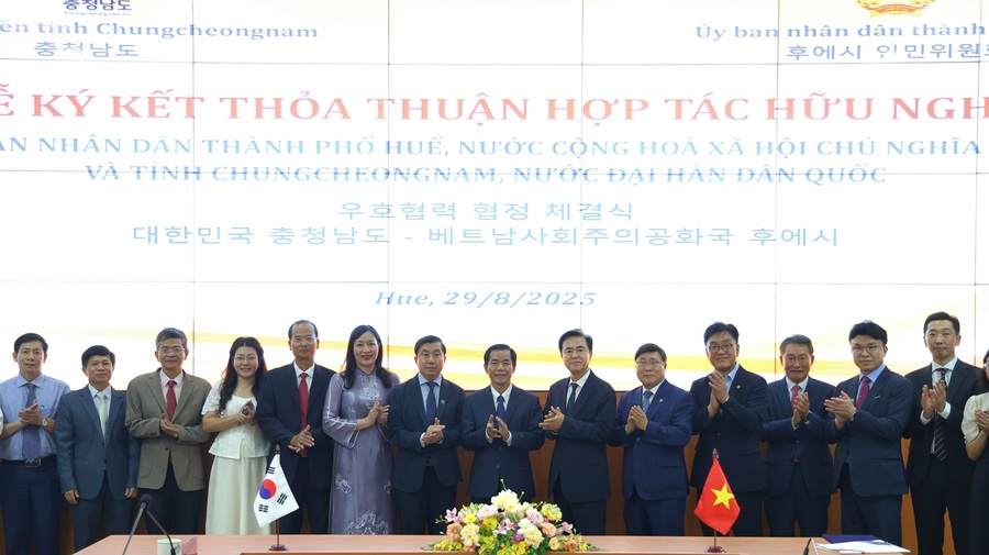 ▲ 충남도는 29일 후에시 청사에서 김태흠 지사와 응우옌 반 푸엉 인민위원장이 참석한 가운데 우호협력협정(MOU)을 체결한 뒤 양측 인사들이 기념촬영을 하고 있다.ⓒ충남도