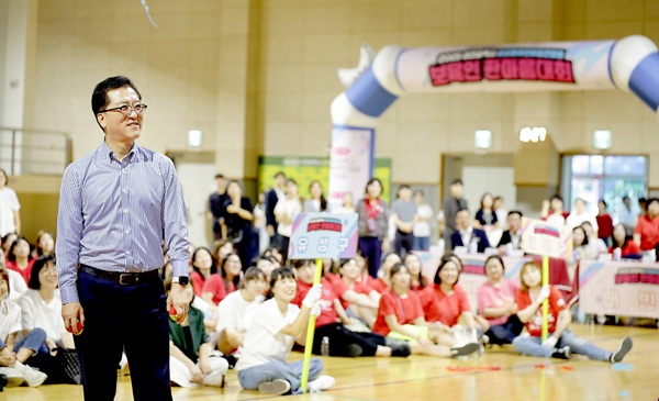 ▲ 조원휘 대전시의장이 30일 한밭대에서 열린 ‘대전 공공형 어린이집 연합회 보육인 체육대회’에 참석해 보육 교직원의 헌신과 노고를 격려한 뒤 ‘보육 모범도시 대전’ 조성을 약속했다.ⓒ대전시의회