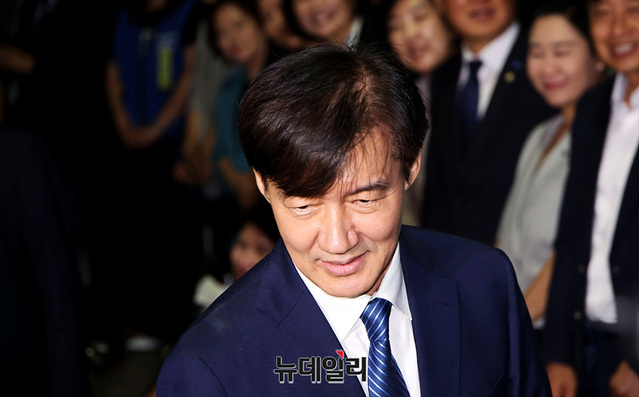 ▲ 광복절 특별사면으로 사면·복권되는 조국 조국혁신당 혁신정책연구원장이 15일 오전 서울남부교도소에서 출소하고 있다. ⓒ서성진 기자