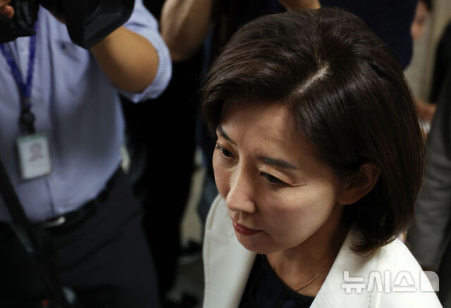 ▲ 나경원 국민의힘 의원이 28일 오전 서울 여의도 국회에서 열린 '당 대표 및 중진의원 회의'에 참석하고 있다. ⓒ뉴시스