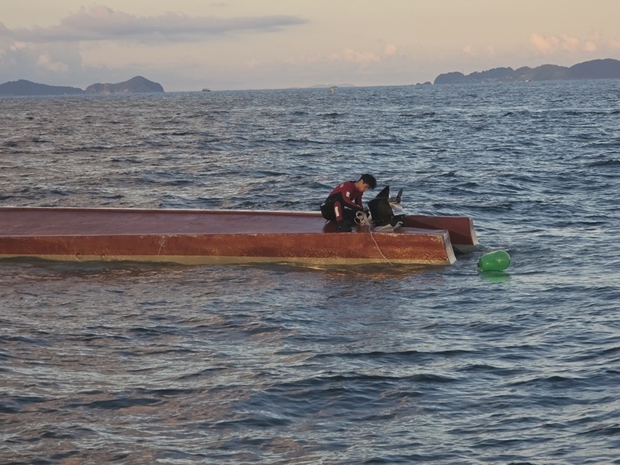 ▲ 30일 새벽 충남 보령 원산도 남방 해상에서 어선 2척이 충돌, 배가 전복돼 있다.ⓒ보령해양경찰서
