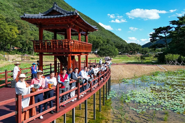 ▲ 포항시는 지난 29일 ‘내연산보경사시립공원 자연학습장’ 개장식을 개최하고 미꾸라지 방류 행사를 하고 있다.ⓒ뉴데일리