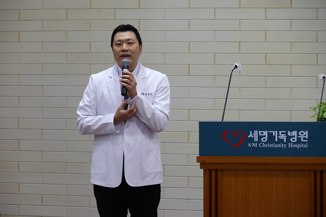 ▲ 포항세명기독병원 소화기센터 권병진 과장이 지난 28일 본관 10층 광제홀에서 열린 ‘8월 포항MBC 시민건강클리닉’ 건강강좌에서 강의를 하고 있다.ⓒ세명기독병원