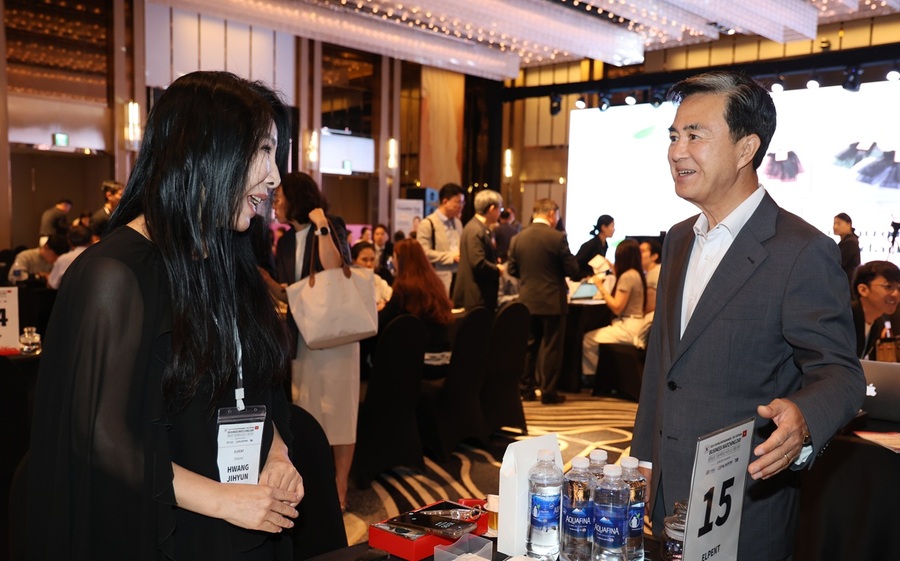 ▲ 김태흠 충남도지사가 비즈니스 메칭데이에서 한 여성 경제인과 대화를 하고 있다.ⓒ충남도