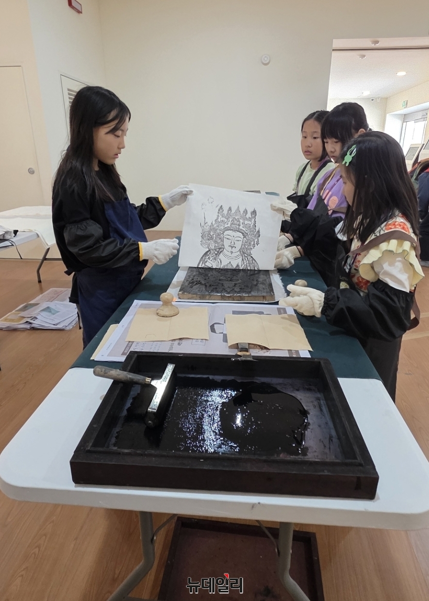 ▲ 보경사 성보박물관 인경체험에 참가한 어린이들이 직접제작에 참여하고 있다.ⓒ뉴데일리