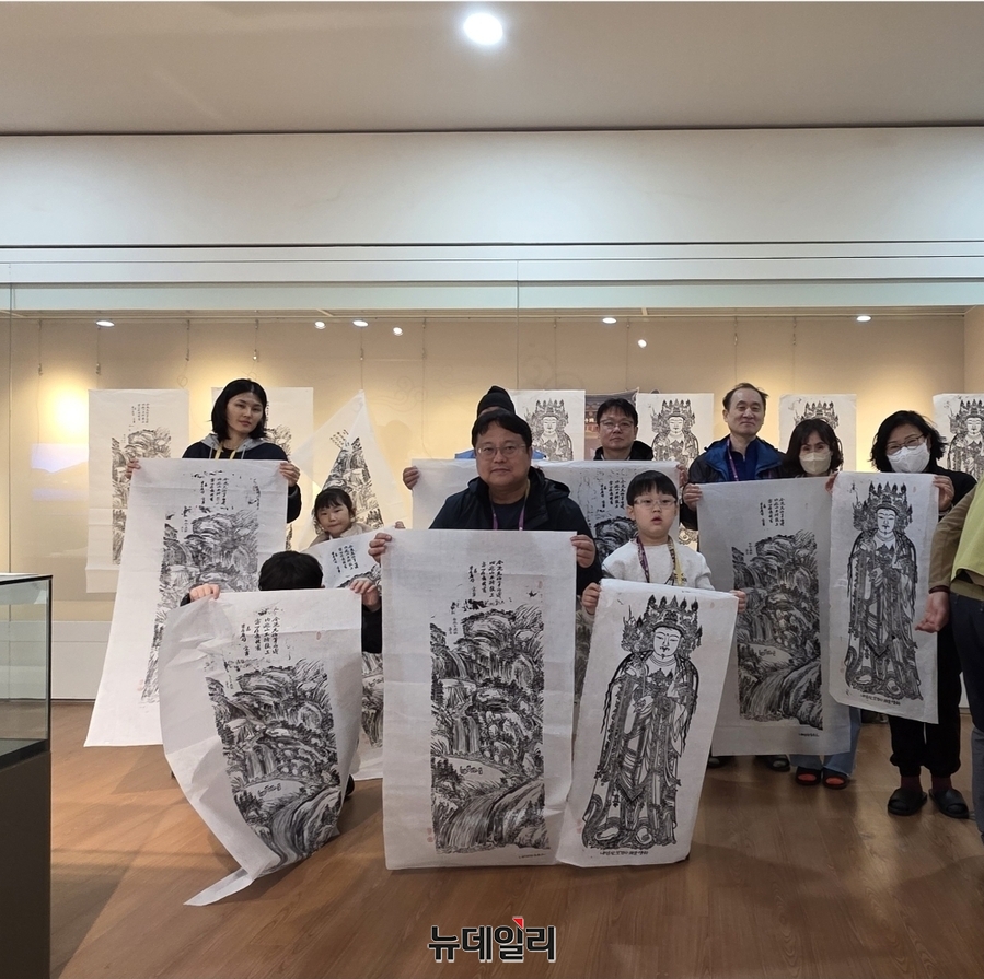 ▲ 지역아동센터 어린이들 목판으로 제작한 ‘보경사쾌불탱’을 인경하고 즐거워하고 있다.ⓒ뉴데일리