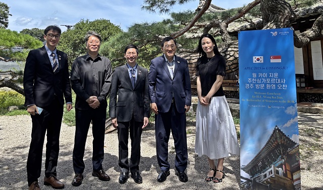 ▲ 우측 두 번째부터 주낙영 시장, 웡 카이 지운(Wong Kai Jiun) 주한싱가포르대사가 지난 29일 경주에서 열린 오찬 간담회 후 기념촬영을 하고 있다.ⓒ경주시