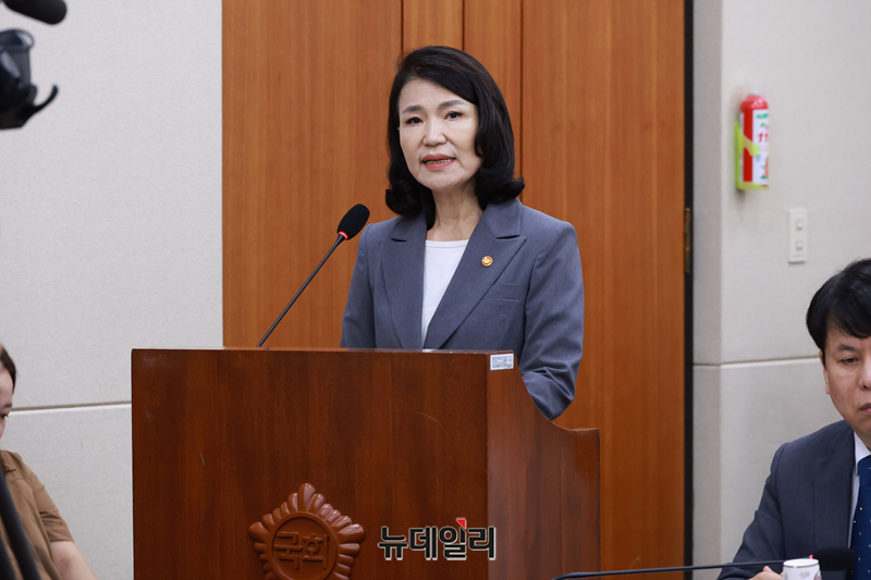 ▲ 이진숙 방송통신위원장이 지난 20일 국회에서 열린 과학기술정보방송통신위원회 전체회의에서 2024년 결산보고를 하고 있다. /이종현기자