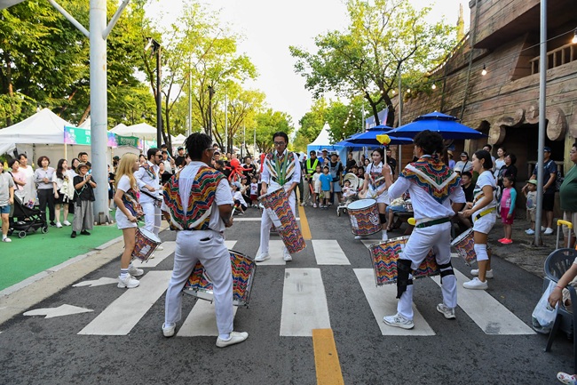 ▲ 양구배꼽축제의 브라질 삼바그룹 퍼포먼스. ⓒ양구군