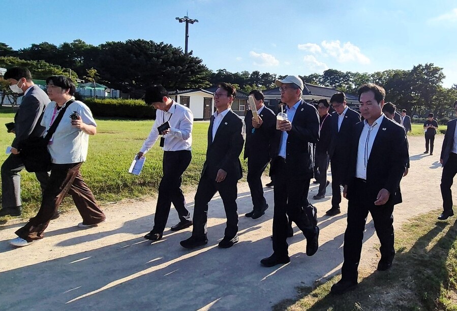 ▲ 김총리와 일행은 황룡사지, 동궁과 월지, 대릉원 등을 둘러보면서, 각 현장의 역사적 의미와 진행될 프로그램의 내용을 꼼꼼히 점검했다.ⓒ대구시