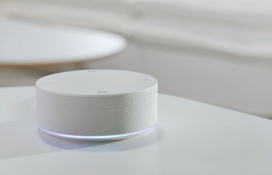 ▲ 생성형 AI를 탑재해 고객과 대화하며 맥락을 이해하고, 생활 패턴을 학습·예측해 자동으로 최적의 환경을 조성하는 AI 홈 허브 'LG 씽큐 온'ⓒLG전자