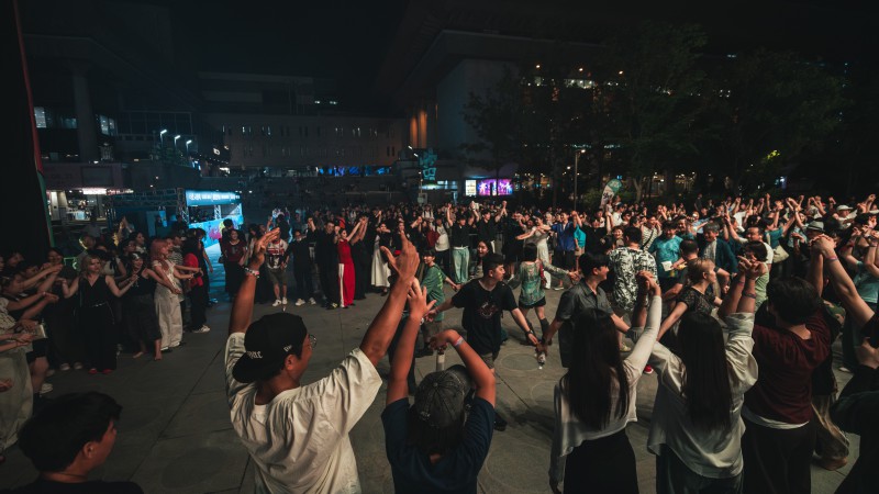 ▲ '세종썸머페스티벌' 둘째 날 열린 전통춤과 뽕짝·테크노가 결합한 '뽕&테크노 나이트' 현장.ⓒ세종문화회관