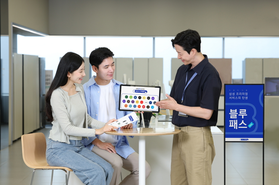 ▲ 삼성스토어 서초에서 매니저가 방문 고객에게 'AI 구독클럽'의 다양한 제휴 혜택을 설명하고 있다.ⓒ삼성전자