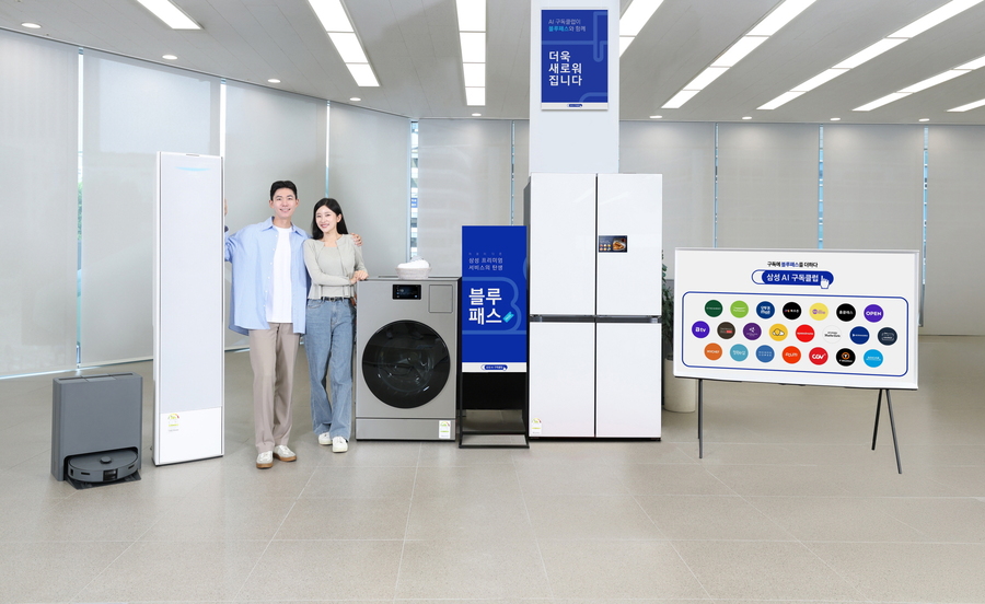 ▲ 삼성전자 모델이 삼성스토어 서초에서 '블루패스' 서비스로 새로워진 'AI 구독클럽'을 소개하고 있다.ⓒ삼성전자