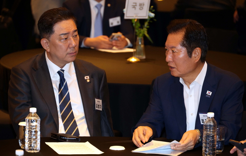 ▲ 정청래 더불어민주당 대표와 김병기 원내대표가 29일 인천 중구 파라다이스시티 컨벤션센터 그랜드볼룸에서 열린 2025년 정기국회 대비 민주당 국회의원 워크숍에서 대화를 하고 있다. ⓒ뉴시스