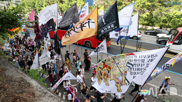 ▲ 6월 14일 서울 중구 을지로 일대에서 열린 제26회 서울퀴어문화축제 참가자들이 퀴어퍼레이드를 하고 있다. ⓒ뉴시스