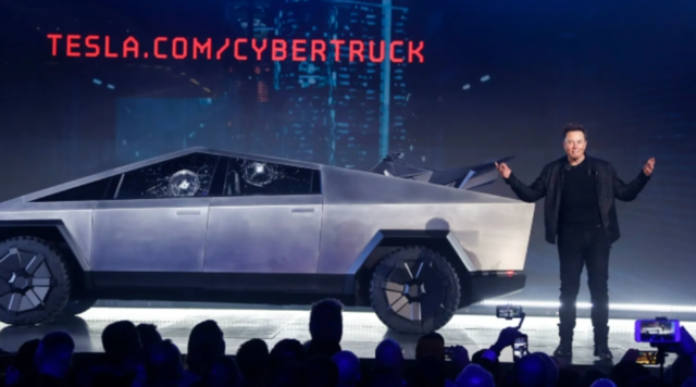 ▲ 일론 머스크 테슬라 CEO가 지난 2019년 11월 21일(현지시각) 미국 캘리포니아주 호손에 위치한 테슬라 디자인 스튜디오에서 사이버트럭 시제품을 처음으로 공개하고 있다. ⓒ연합뉴스