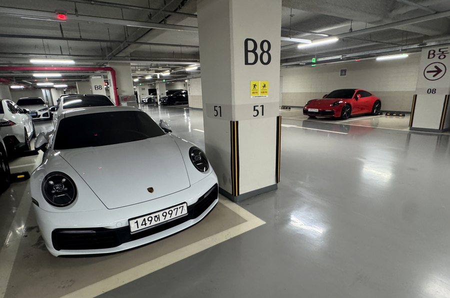 ▲ 주차장 쏘카존에 포르쉐 차량들이 주차된 모습. ⓒ김재홍 기자