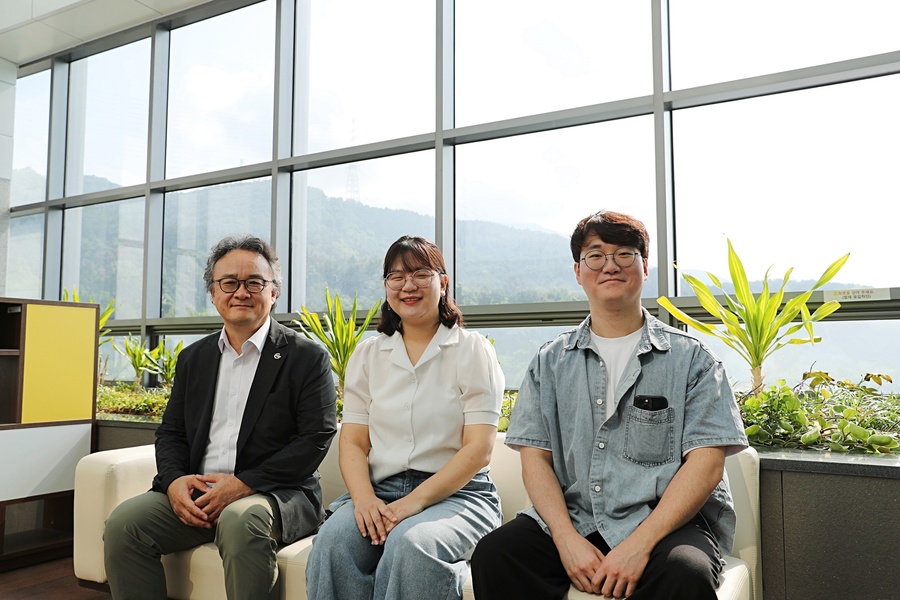 ▲ DGIST 이종수 교수팀, 초고해상도 양자점 디스플레이 제작 위한 ‘직접 광리소그래피’ 핵심 기술을 개발했다.(왼쪽부터) DGIST 에너지공학과 이종수 교수, 이남지 석박사통합과정생, 최동현 박사과정생ⓒDGIST