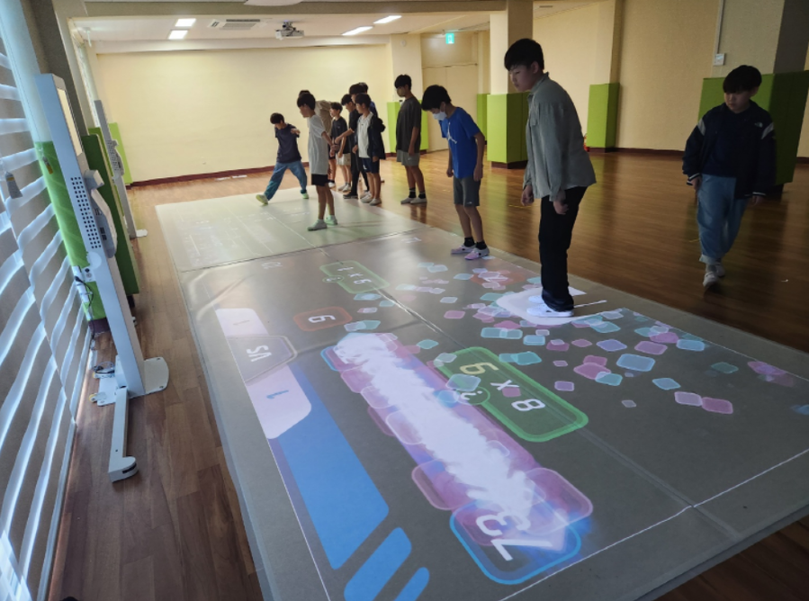 ▲ 동백초등학교 아이들이 AI 스포츠체험실 수업을 하고 있다.ⓒ동백초등학교