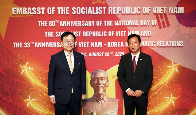 ▲ 임진달 HS효성첨단소재 대표이사(왼쪽)가 부 호(Vu Ho)주한 베트남 대사(오른쪽)와 기념촬영을 하고있다ⓒHS효성