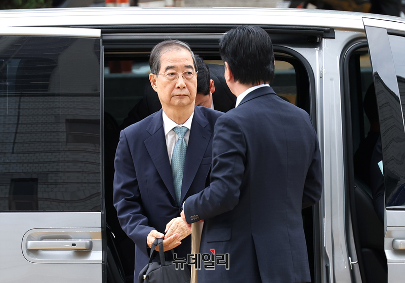 ▲ 내란우두머리 방조 혐의를 받고 있는 한덕수 전 국무총리가 지난달 27일 오후 서울 서초구 서울중앙지법에서 열린 영장심사에 출석하고 있다. ⓒ정상윤 기자