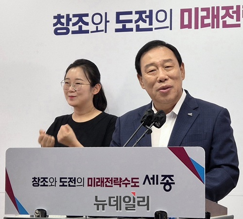 ▲ 최민호 세종시장이 1일 장동혁 국민의힘 당 대표자가 최근 제기한 해양수산부 산하 공공기관의 부산 이전 주장에 대해 입장을 밝히고 있다.ⓒ이길표 기자