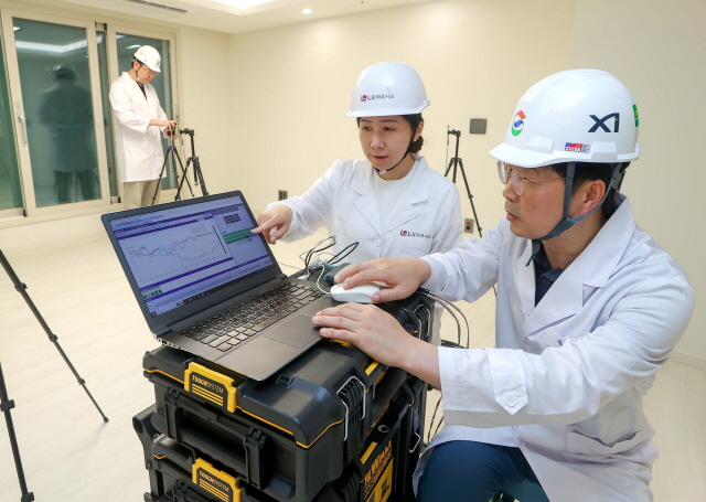 ▲ GS건설과 LX하우시스 함께 개발한 '층간소음 저감 바닥구조' 실험중인 모습.ⓒGS건설