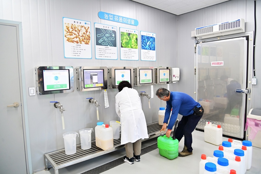 ▲ 청송군(군수 윤경희)은 지난해 10월부터 본격 운영에 들어간 농업기술센터 미생물배양실에서 생산한 농업용 유용미생물을 무상으로 확대 공급하며 지역 농업인들로부터 큰 호응을 얻고 있다.ⓒ청송군