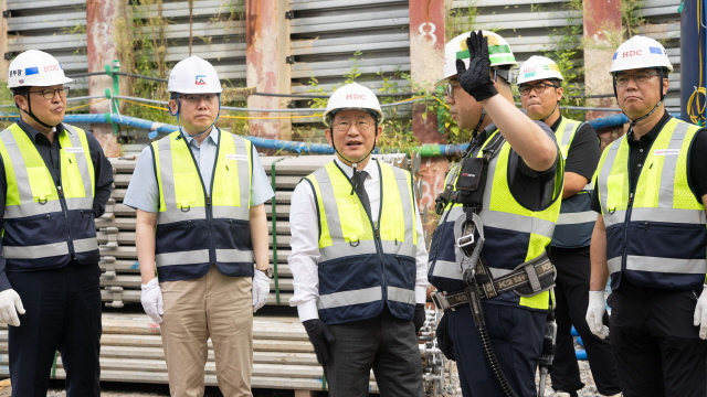 ▲ 정경구 HDC현대산업개발 대표이사(왼쪽 세 번째)와 김동현 노동조합 사무국장(왼쪽 두 번째)가 현장을 살펴보고 있다.ⓒHDC현대산업개발